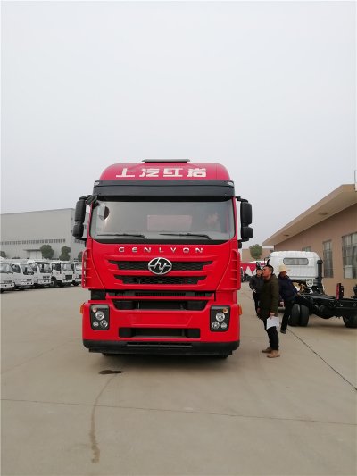 上汽紅巖29.7方前四后八鋁合金運(yùn)油車，20噸運(yùn)油車